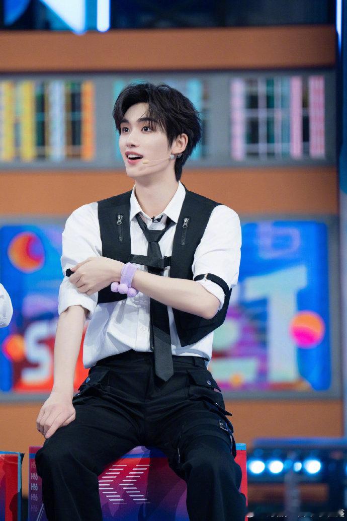 丁程鑫这波操作太逗了，玩游戏玩成卧底，还一脸懵圈，太可爱了！