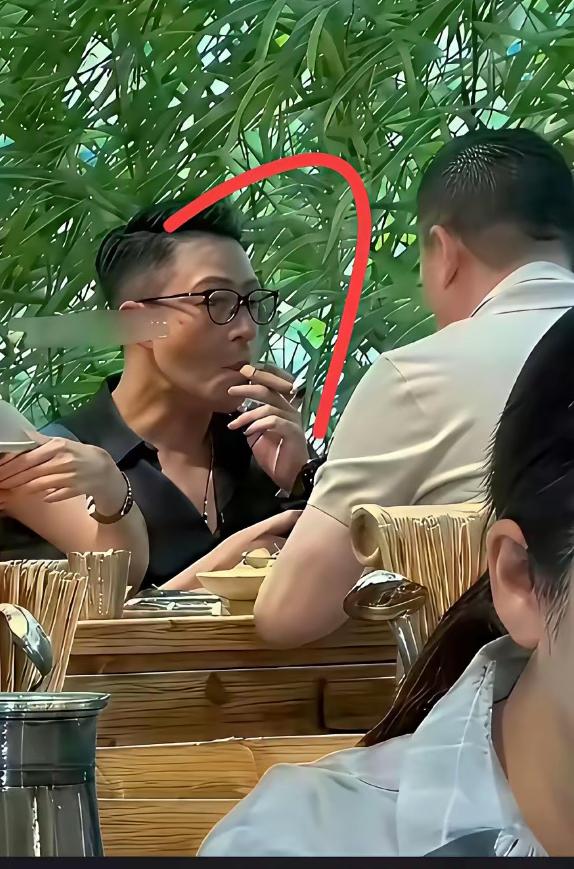 这位大佬抽的烟为什么这么粗，是什么牌子的？