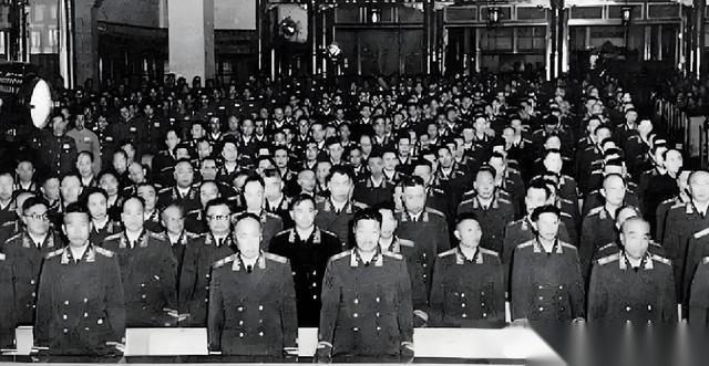 1955年全军授衔名单公布后，有人拿四大野战军的数据算了笔账：四野将帅多达360