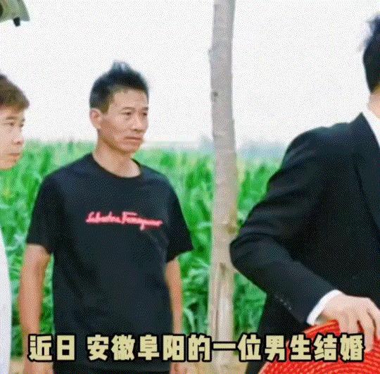 安徽阜阳，一对新人大喜之日，新郎在接亲返回途中，虽然天上还下着绵绵小雨，但新郎还