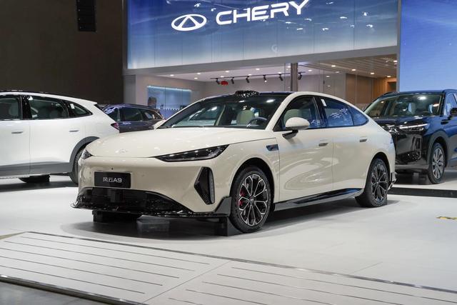 7 月 9 日消息，奇瑞风云 A9 轿车今日开启预售，标配 70kWh 犀牛电池