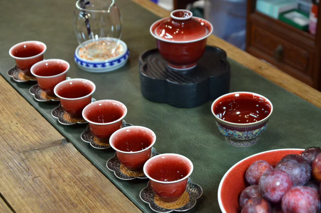 品茶赏器交友[超话]  喝茶，根本在于人。和懂茶的人一起喝，茶里就有了故事；和热