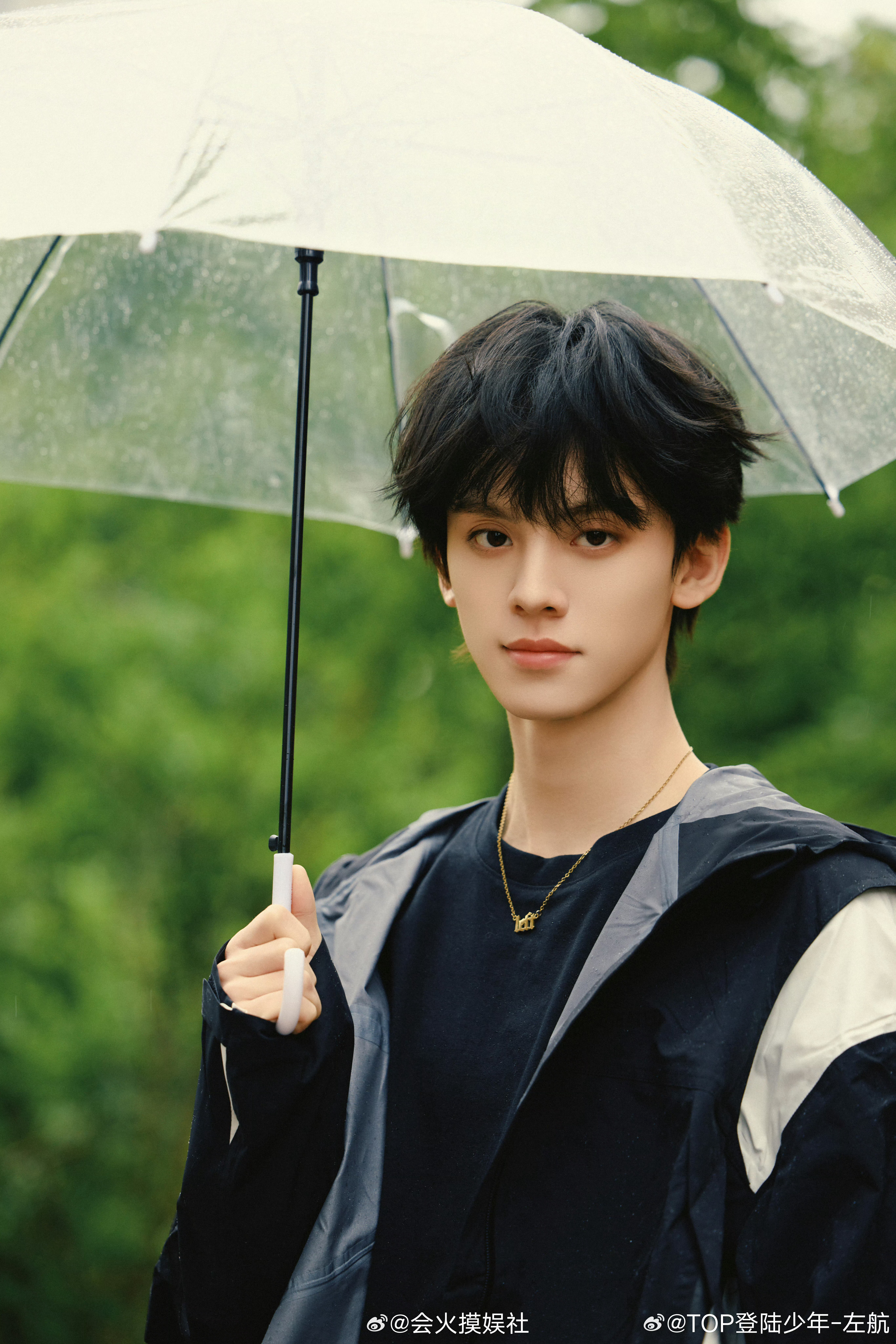 左航撑伞氛围感 青春小说的男主角 ​​​
