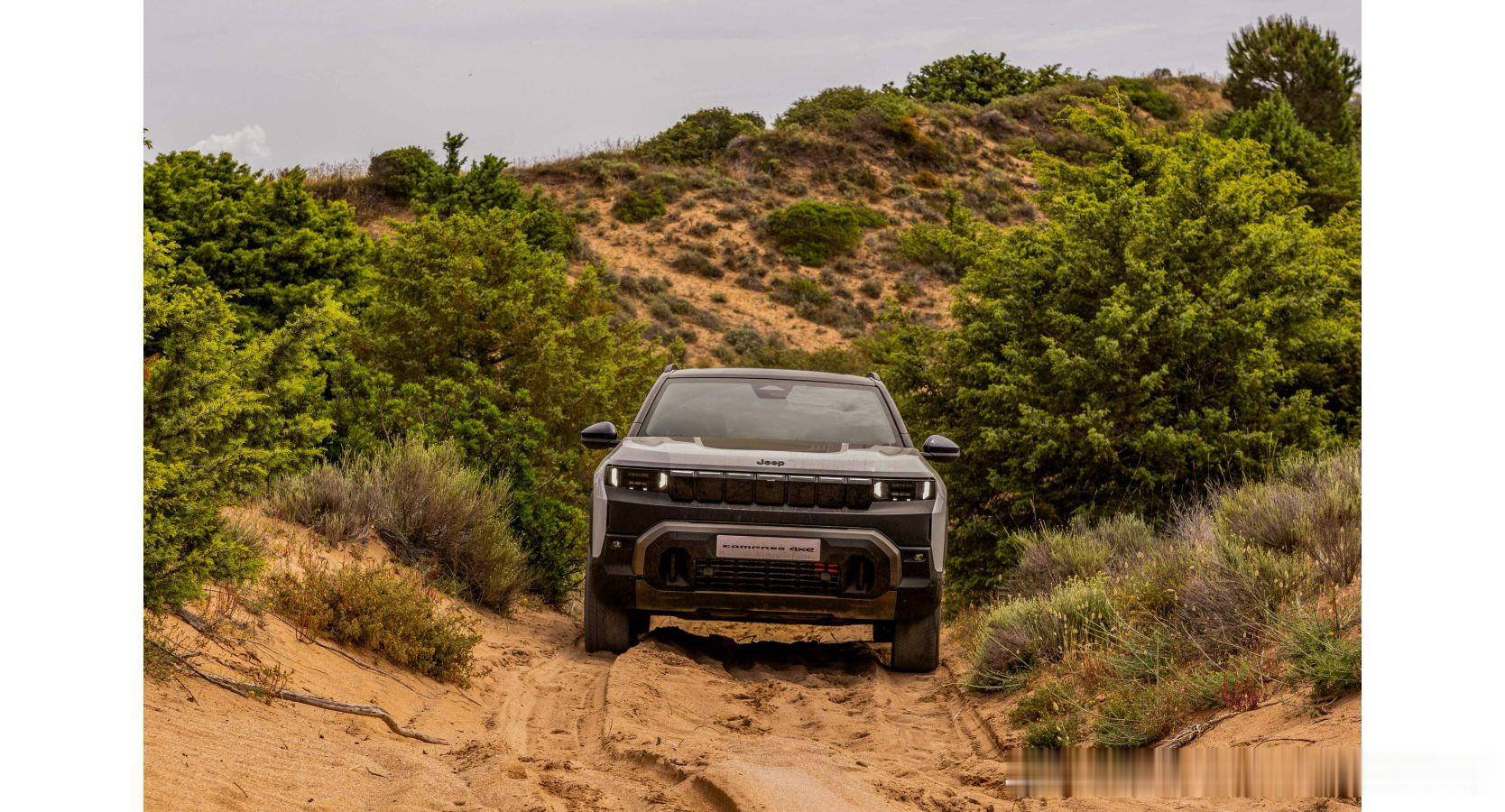 Jeep Compass新增4xe与BEV长续航版并开放预订。两款车型均基于ST