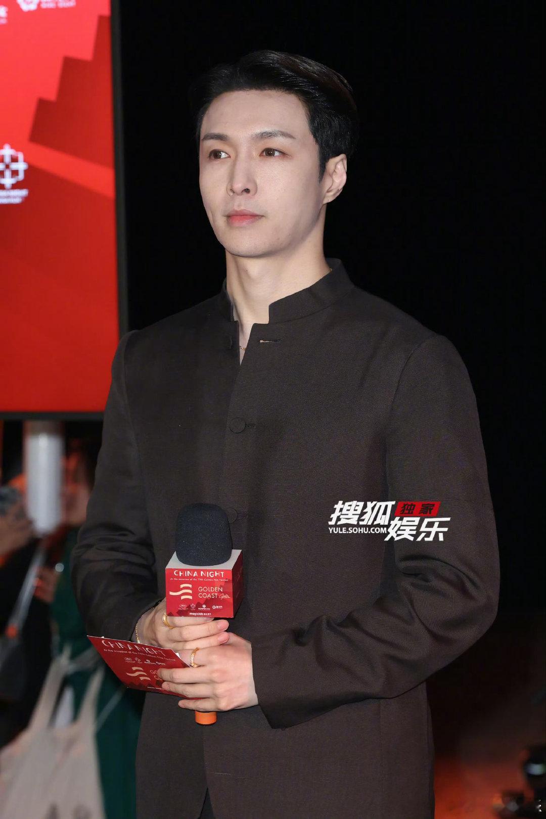 张艺兴戛纳中国之夜生图张艺兴戛纳中国之夜造型亮相戛纳中国之夜的张艺兴，以儒雅造型