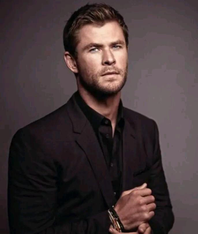 他能称得上世上最帅的男人吗？手机搜索世界上最帅上的男人，他绘出的是这样的一位帅哥