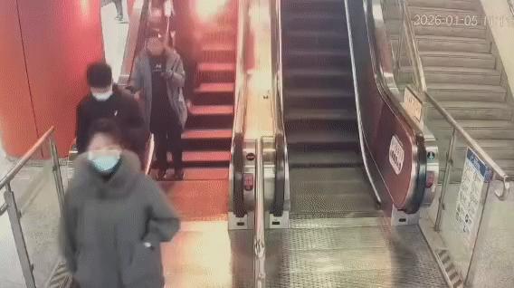 因随身携带的充电宝自燃，有人身上冒火冲下电梯。经初步了解，该充电宝为乘客去年12