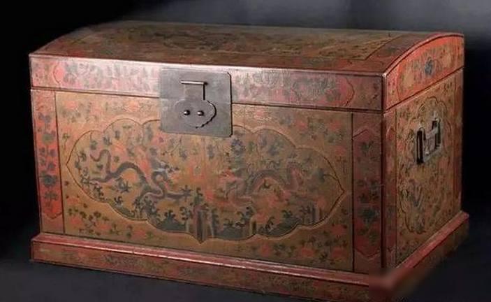 古代女子出嫁前夜，母亲会悄悄塞给她一件东西——不是嫁妆，不是首饰，而是一个拳头大