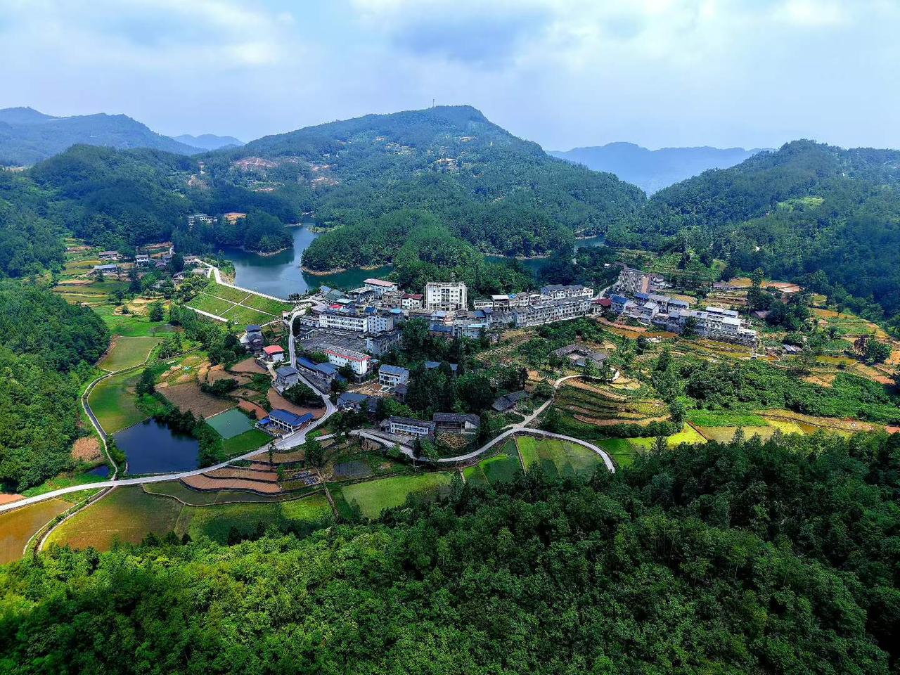 6月3日，四川广元，摄影师航拍旺苍县张华镇枣林双龙，青山绿水非常漂亮。图：高仕鲜