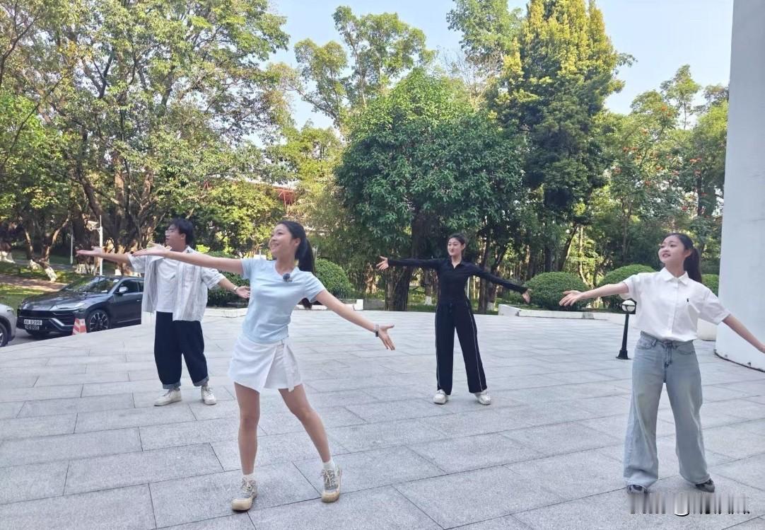 山海为幕，青春作歌：深圳的活力注脚

五四之夜，深圳高校学子们的身影闪耀在《青春