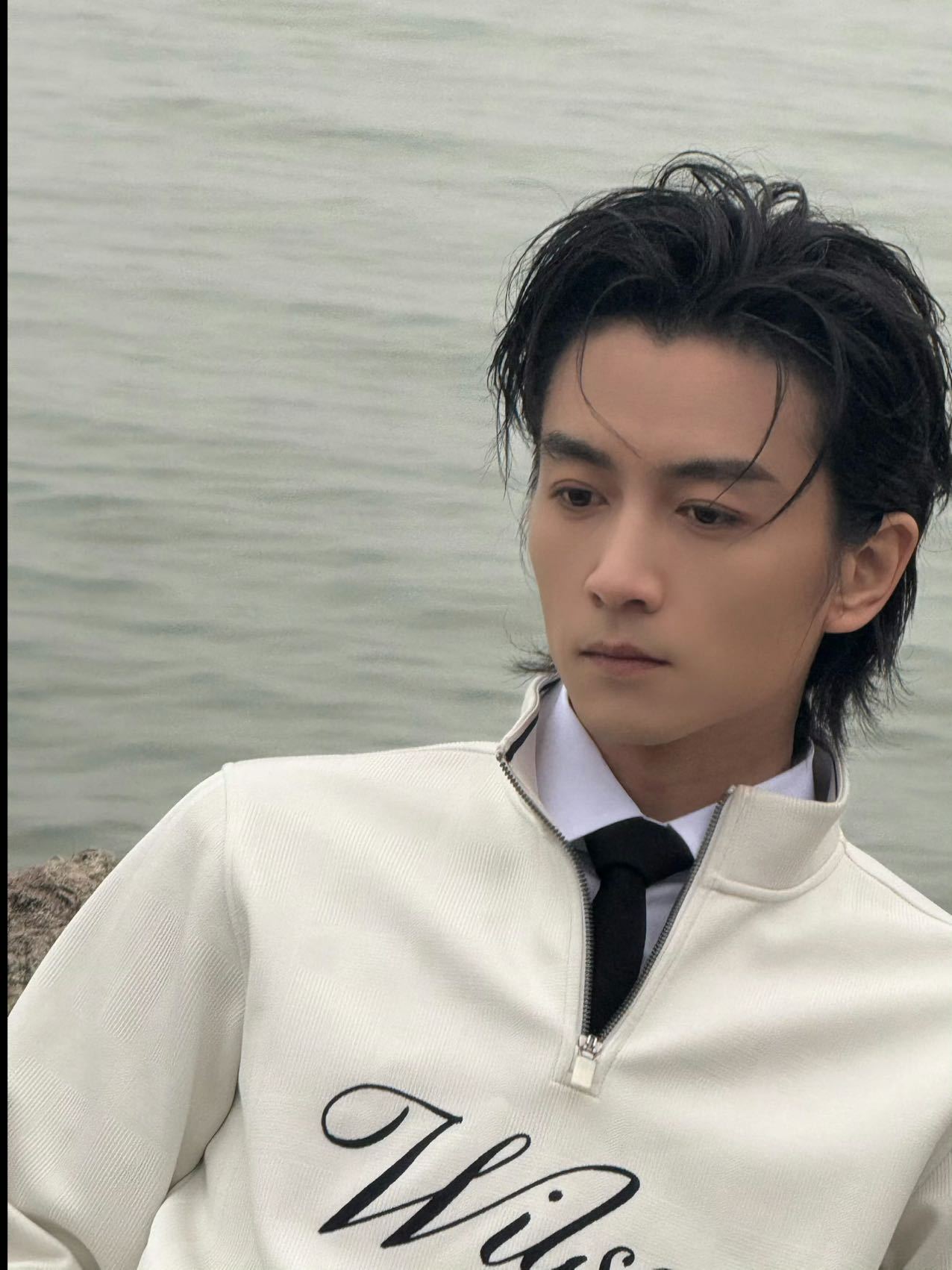 陈晓眼神里有种沉淀，不是单纯帅，而是把岁月和角色都融进骨相里的那种“稳”。好高级