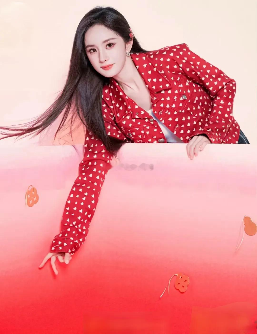 杨幂这套红底白爱心短款夹克太懂甜酷分寸感了，内搭素白打底清爽中和浓烈感，配高腰黑