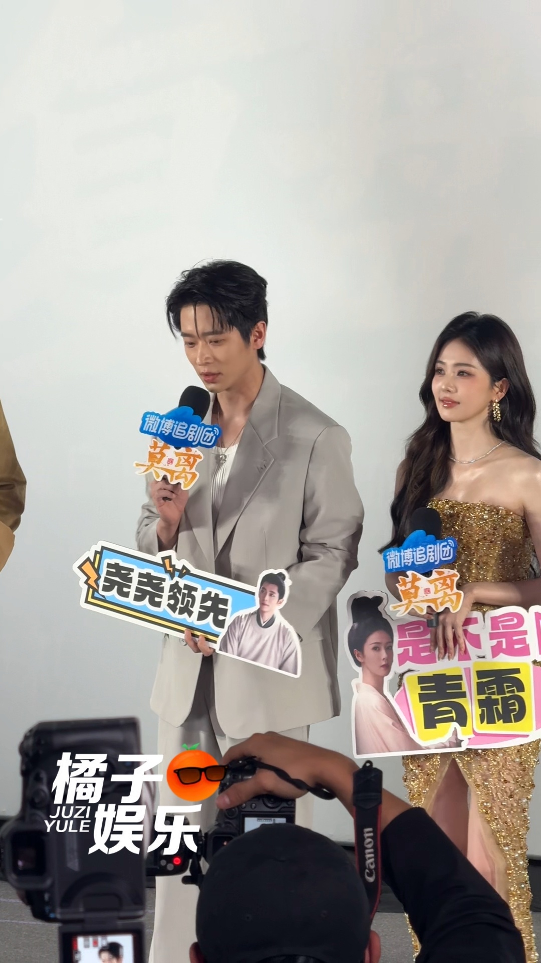 哈哈哈哈丞磊对尧尧领先的解释：“可能是因为坐着轮椅后面有人推，所以在前面吧。”丞