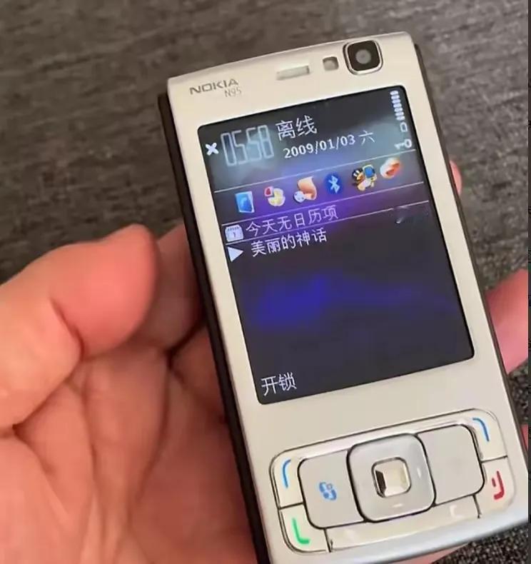 看到网上这张诺基亚手机的图片之后，一下子就把我沉封多年的记忆打开了。以前的按键机