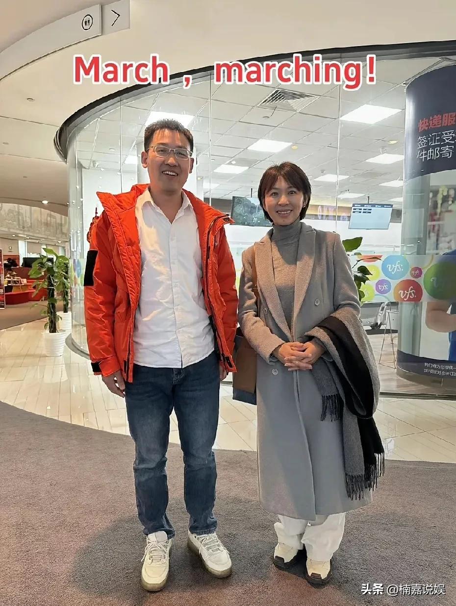 前央视主持人欧阳夏丹现身洛阳。
她留着一头短发，灰色呢大衣配白色裤子，脚踩运动鞋