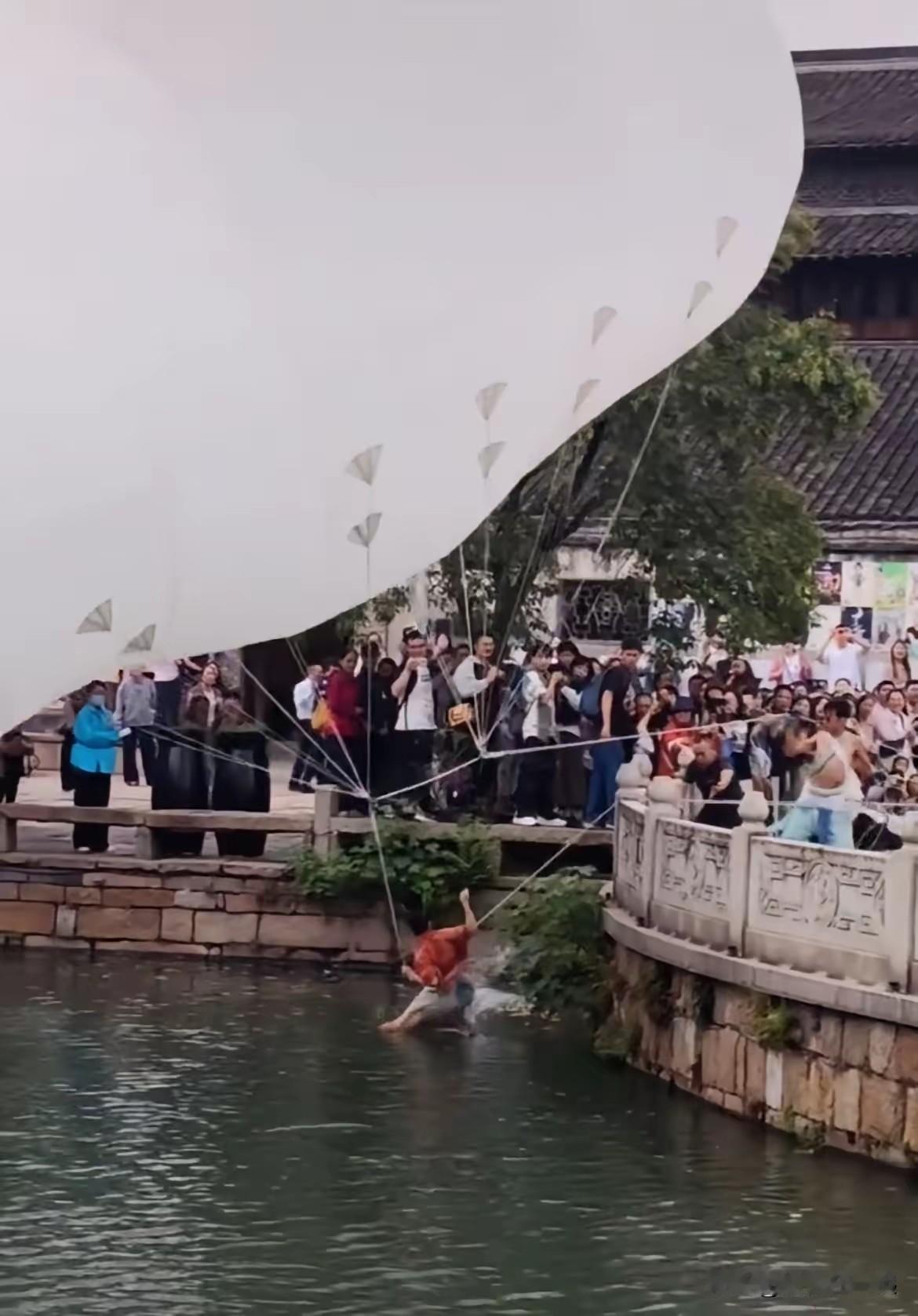 浙江乌镇这事儿可太惊险了！

10月19日，景区里女演员表演“扶摇·飞天”时出状