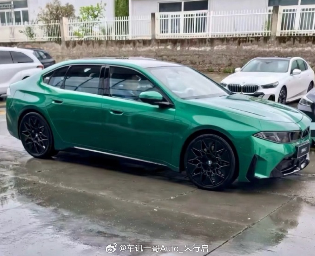 华晨宝马i3的长轴距版本实车亮相侧面的设计和领克03有的一拼前脸感觉还是要比大鼻