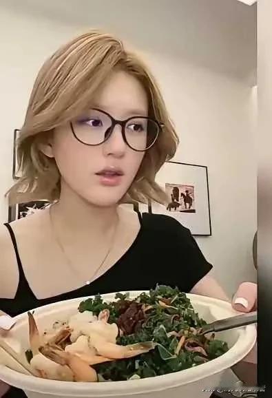 赵露思一家强大的可怕，一家人竟然都不会做饭，天天吃外卖，身体还都很健康，一家人没