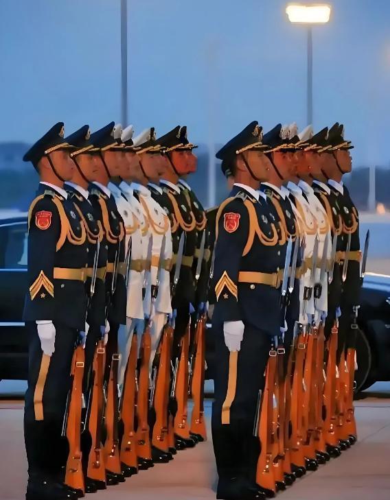 仪仗队如今兵分三路，一部分前往天津，普京来了，要开重要会；一部分奔赴越南河内，由