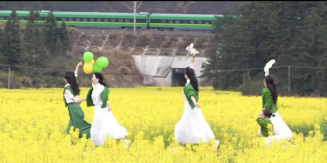 天净沙·花海春景
火车穿破繁花，
绿裙飘曳娇娃。
笑语欢歌似画。
春光无价，
此