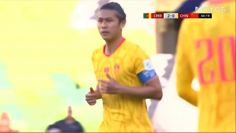 国足上半场0:2落后喀麦隆，下半场邵佳一会做出什么样的调整，国足会追回比分，还是