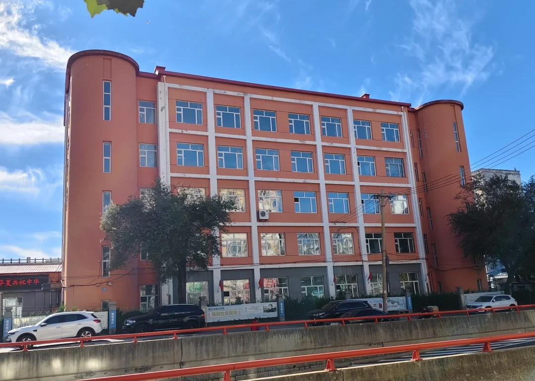 萧红中学
萧红中学始建于1924年，最初名为从德女子中学，1926年改称东省特别