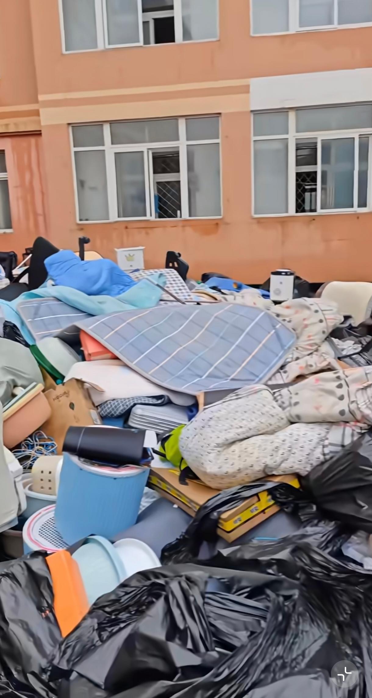 不当家不知道柴米贵，又一届大学生毕业了，宿舍楼下一片狼藉。统一回复是：运费比重新