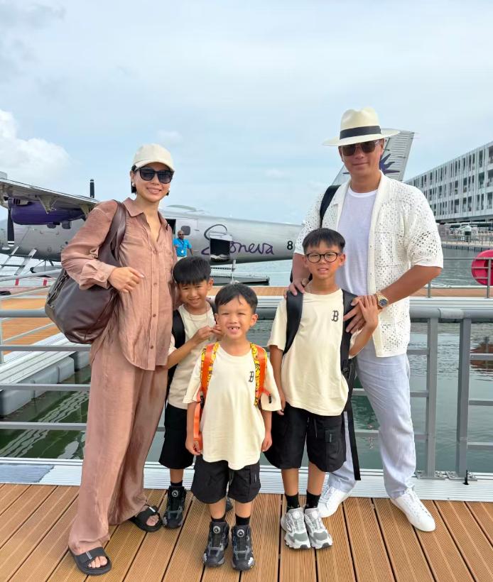 三娃辣妈胡杏儿依旧美貌如初，容貌身材都非常绝，保持得十分完美。而三个宝贝也长得愈