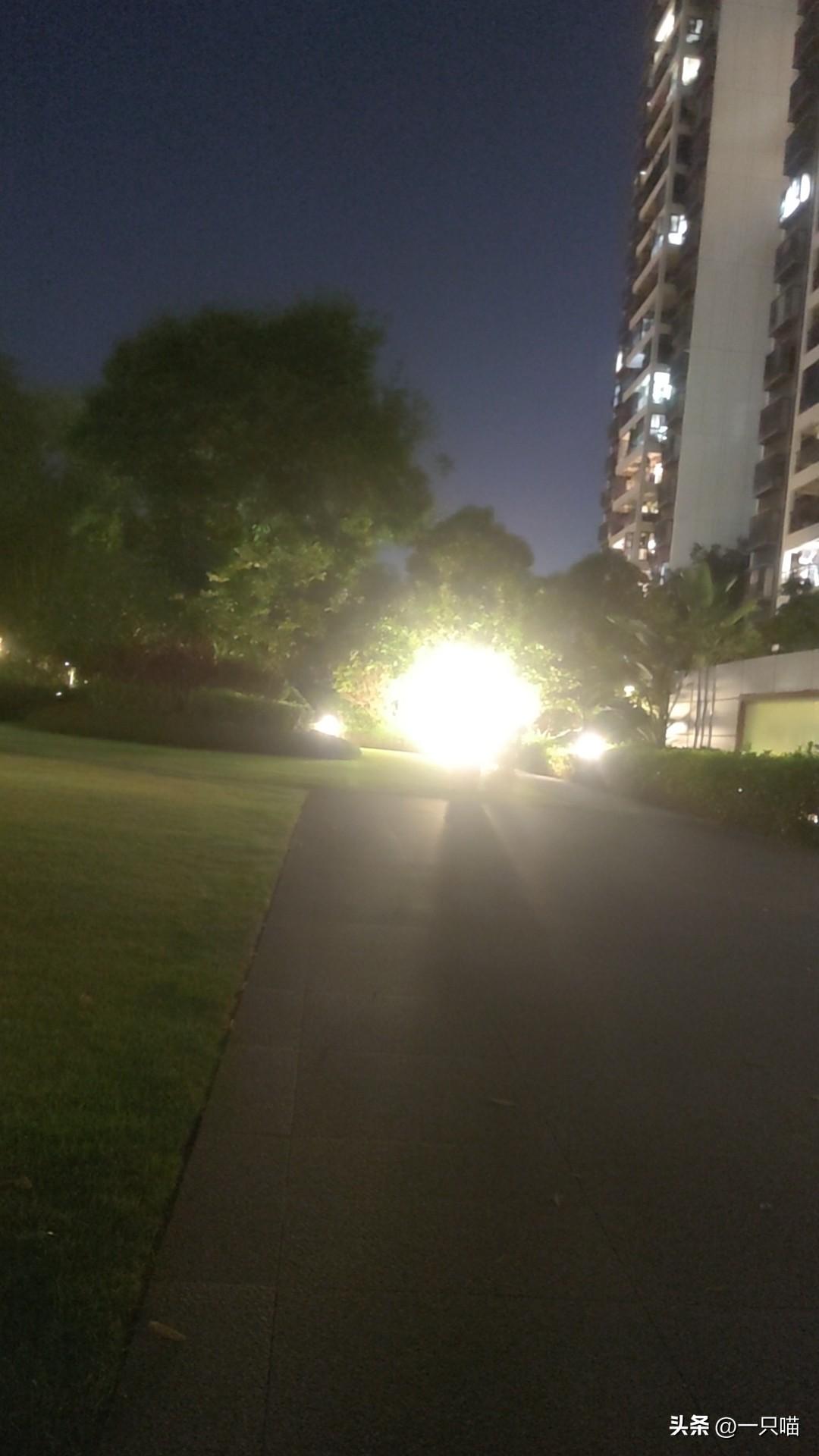 你发现没，
人真的不能活得太清醒，
不然你身边的人真的会越来越少。
以前总希望身
