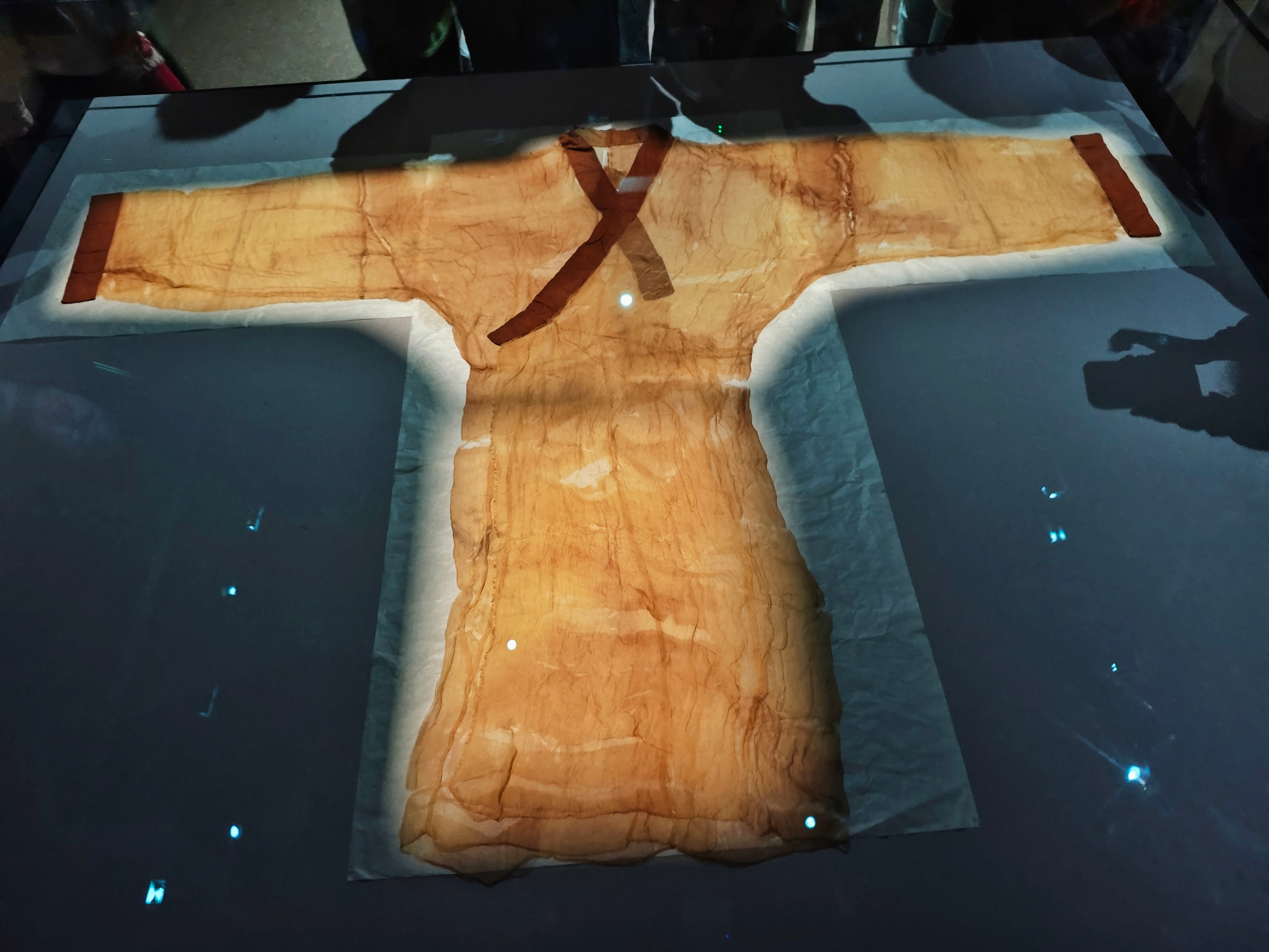 省博+1，打卡湖南省博物馆，这个馆大部分藏品，不方便拍照展示，就这件西汉直裾素纱