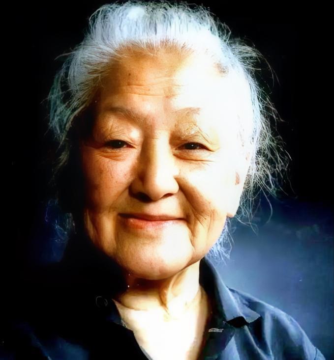 1978年，物理学家钱三强的夫人何泽慧前往集市采买，菜贩斜眼打量着她，语带轻蔑：