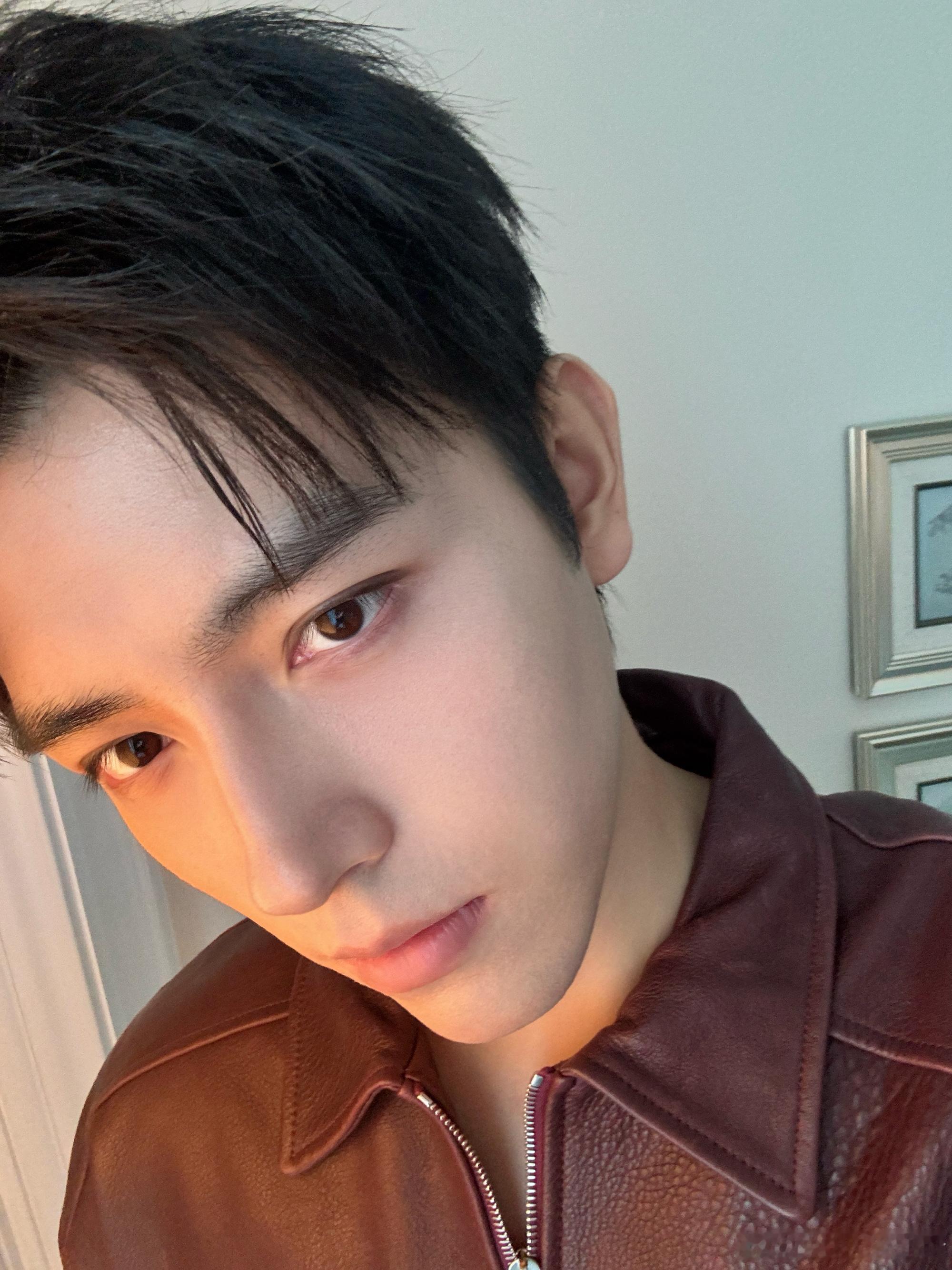 陈飞宇看见啥了陈飞宇走了又回头，眼睛都看直了！难道是后面有免费柚子，还是看到比他