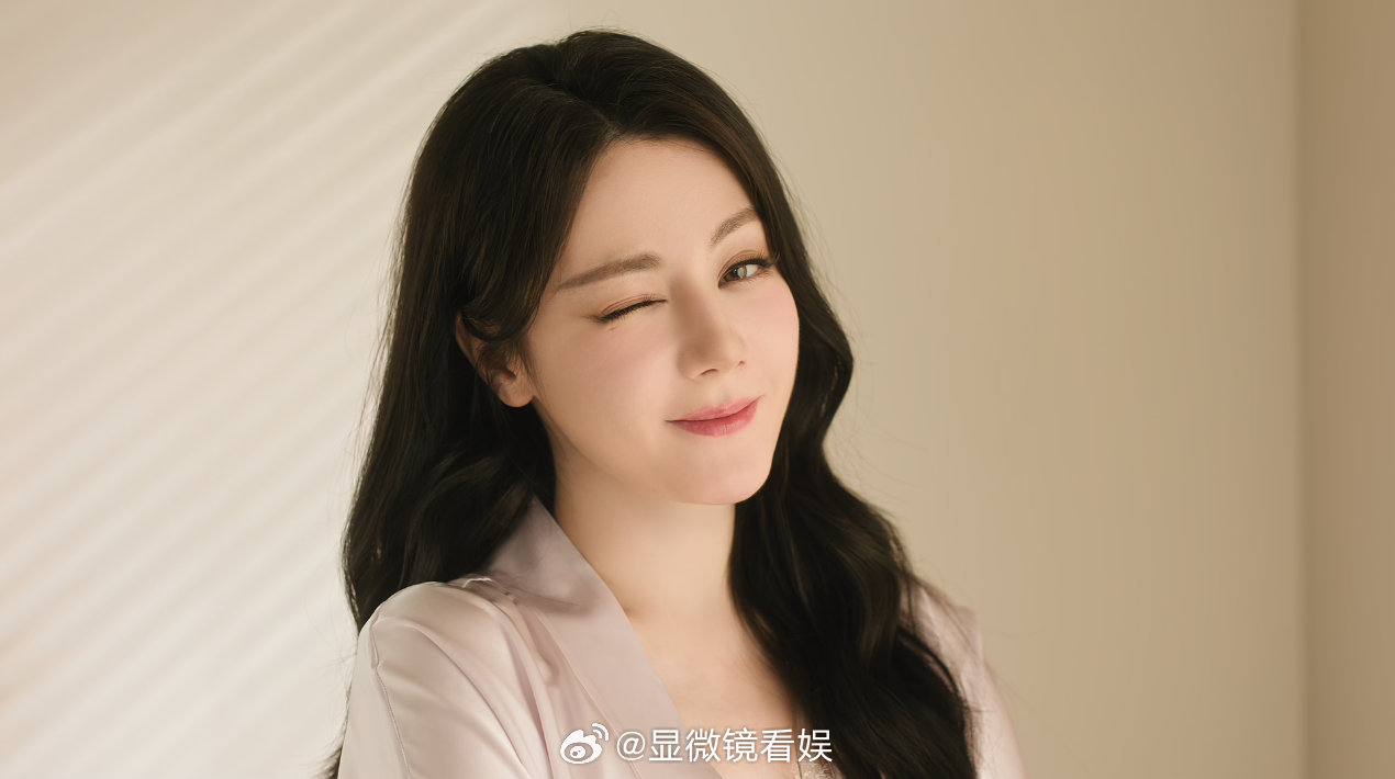 迪丽热巴天鹅颈天花板 很难不被迪丽热巴的优雅体态打动，尤其是那线条流畅、纤细紧致