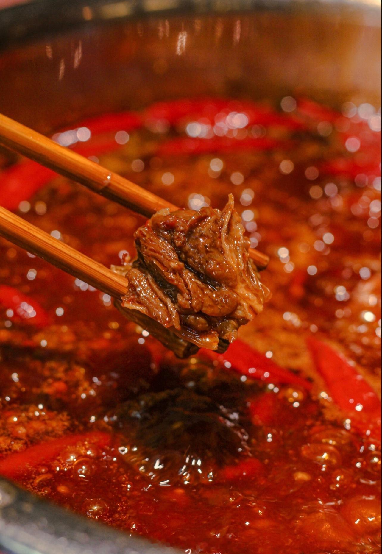 我的人生火锅 麻辣火锅太诱人了[鲜花][鲜花]鸭肠、牛肉，还有大虾仁，最爱吃的百