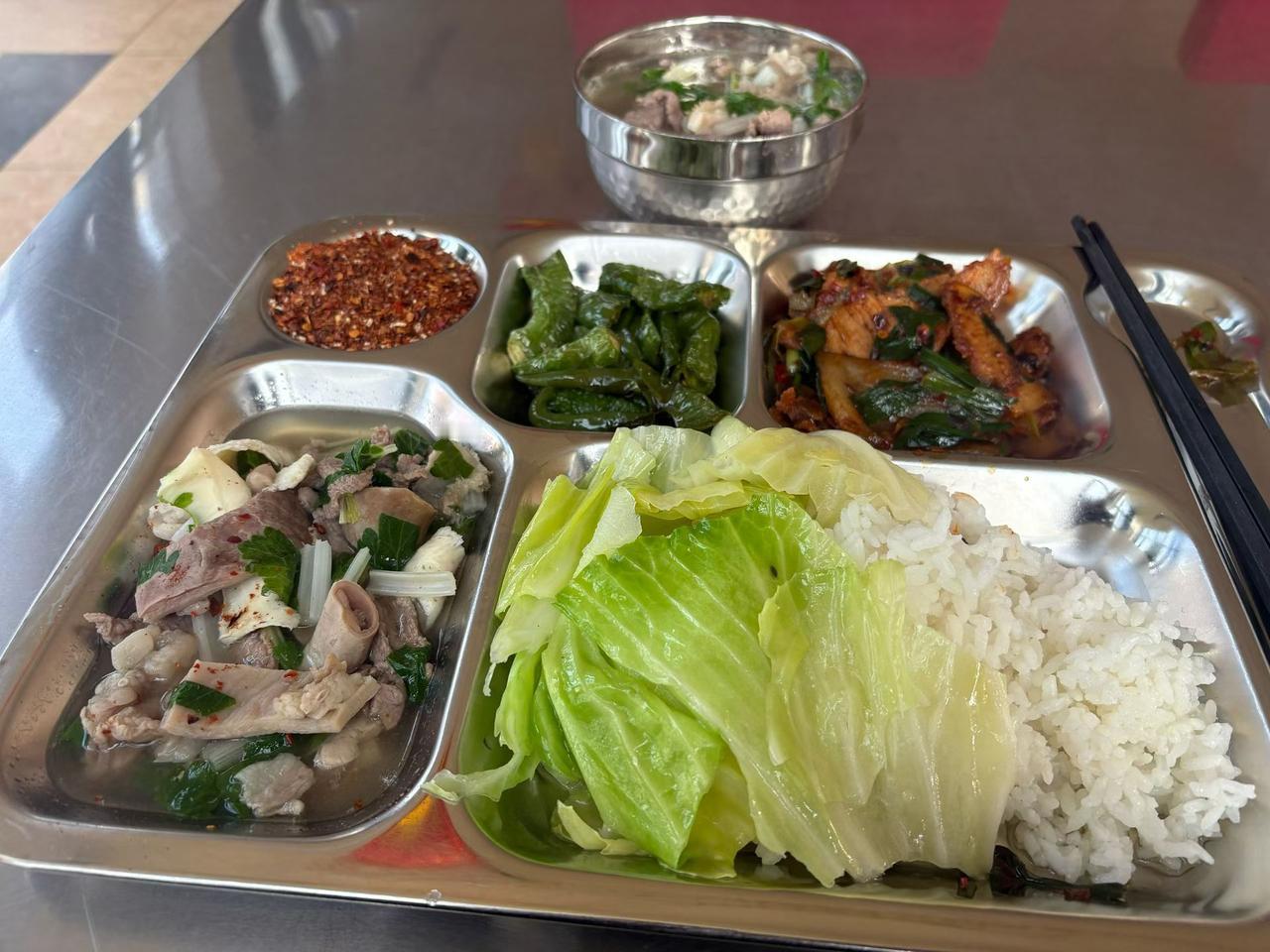 天南地北大拜年过年值班快餐经济实惠还管饱！