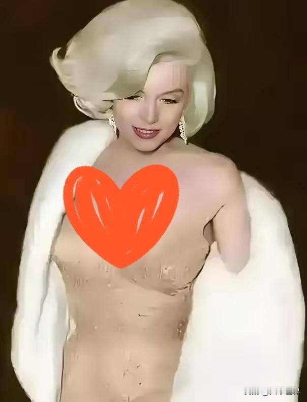 1962年5月19日，玛丽莲·梦露脱掉白色貂皮大衣的那一刻，全场以为看到了一具被