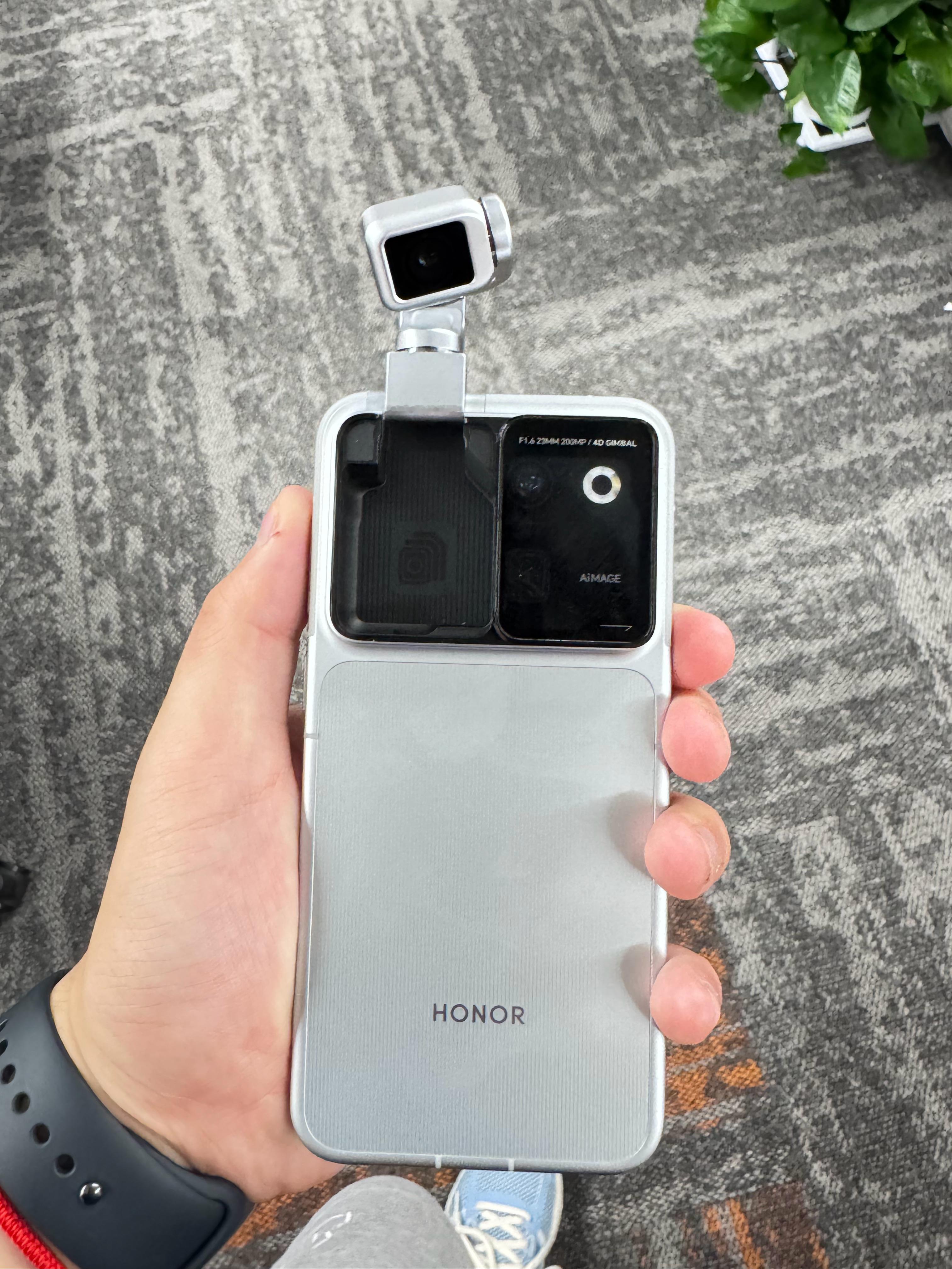 荣耀Robot Phone这手机使用云台一会，手机就特别烫