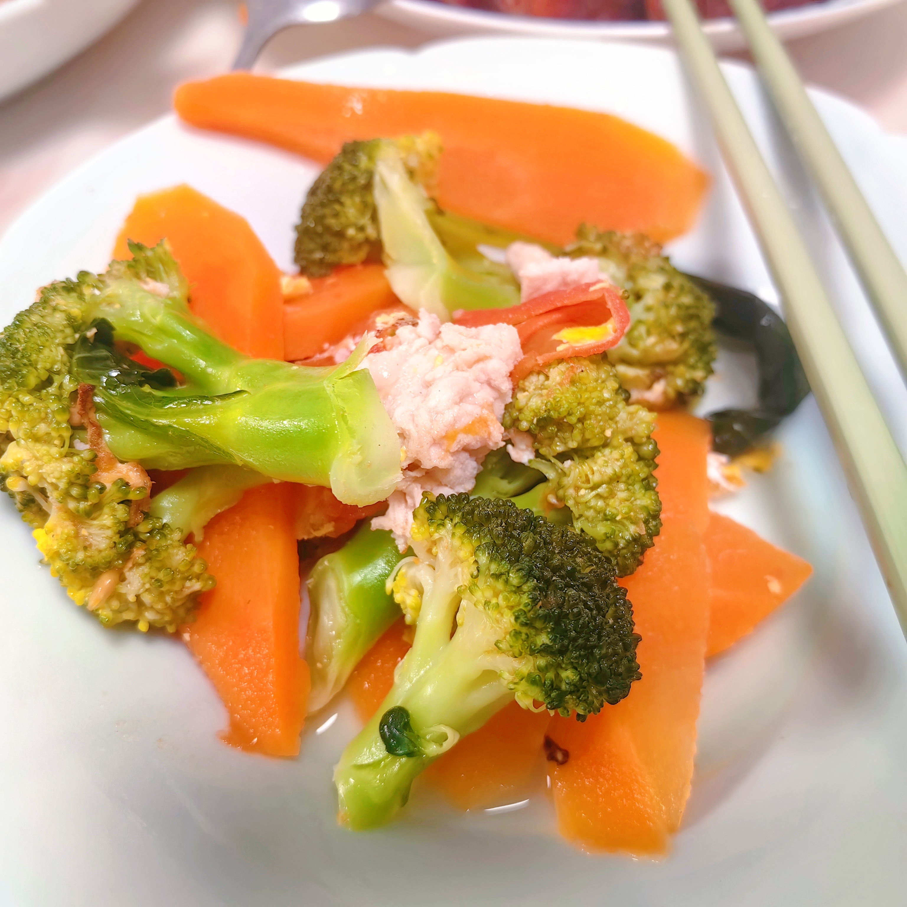 彻底躺平的周末，早午饭就这么吃吃吧。最近爱吃豆酱蒸黄立鱼，水煮杂蔬虽然黄不拉几，