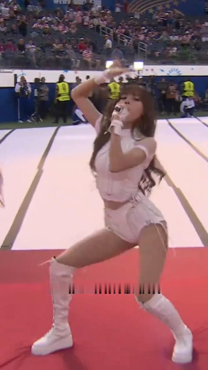 Lisa站上世界杯开幕式舞台。
Lisa你太争气了，Lisa站上世界杯开幕式舞台