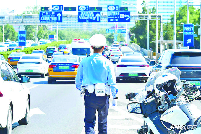 南充高坪警方巡查时，发现四名外籍朋友逗留证件早在六月底就失效了。

几个人自己疏