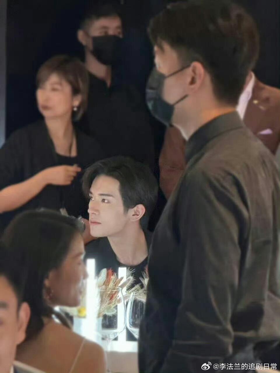 他少年感和熟男感结合得很好！尤其是特仑苏，他跟陈道明、靳东一起，完全不违和啊，谁