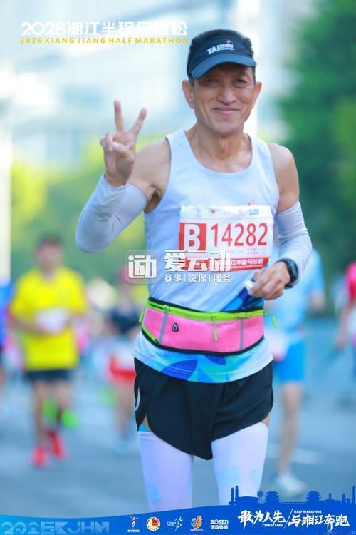 换了一双袜子，湘江半马比赛黑脚指甲没有加重。也不疼了。不过要把黑指甲换完至少要半