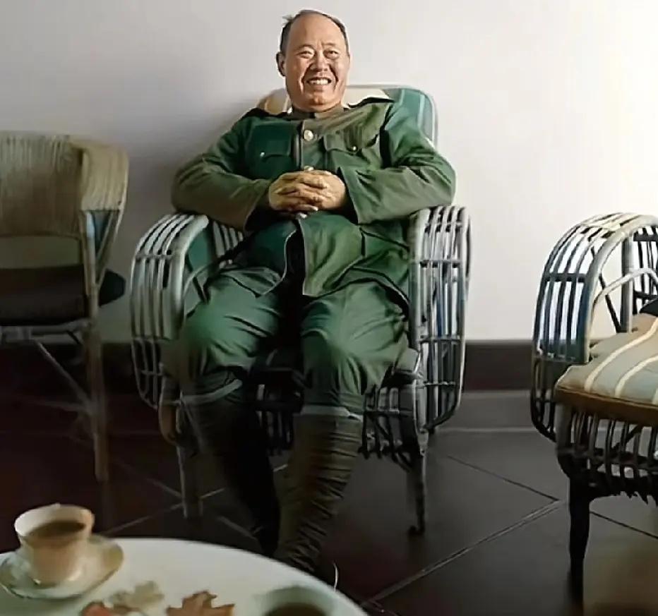 1948年，傅作义坐在办公室喝咖啡时，意气风发，满面笑容时的一幕，当时他刚升任华