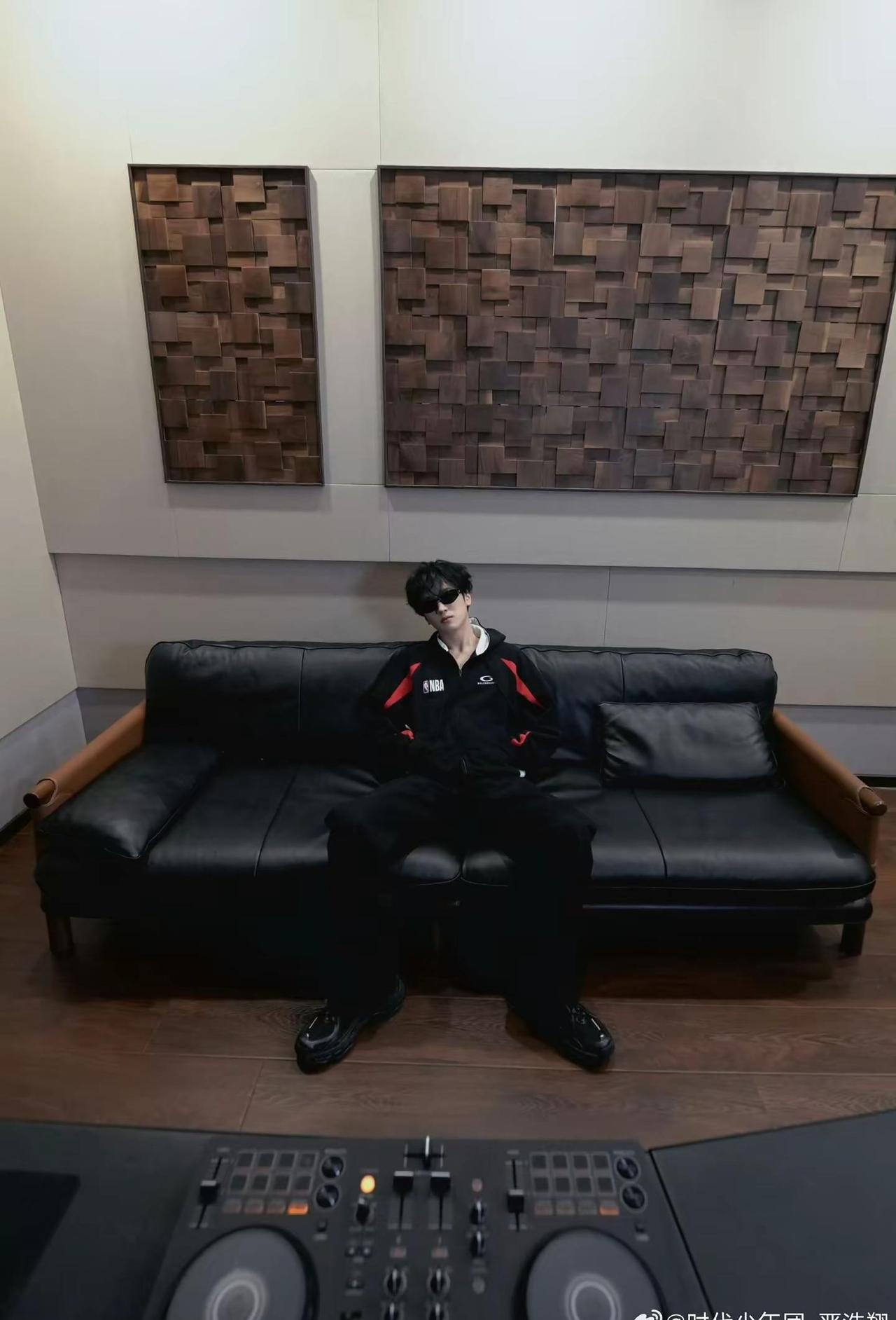 那个穿巴黎世家的男人。严浩翔 严浩翔神图 严浩翔壁纸 严浩翔梦女