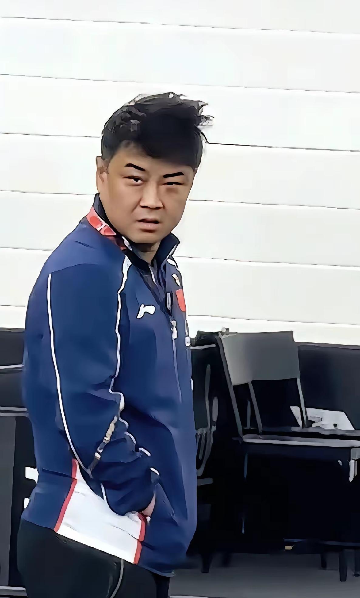 看了马龙正当年，打球还能打拿冠军。
43岁的王皓真不容易。教练磨练了几年，颜值下