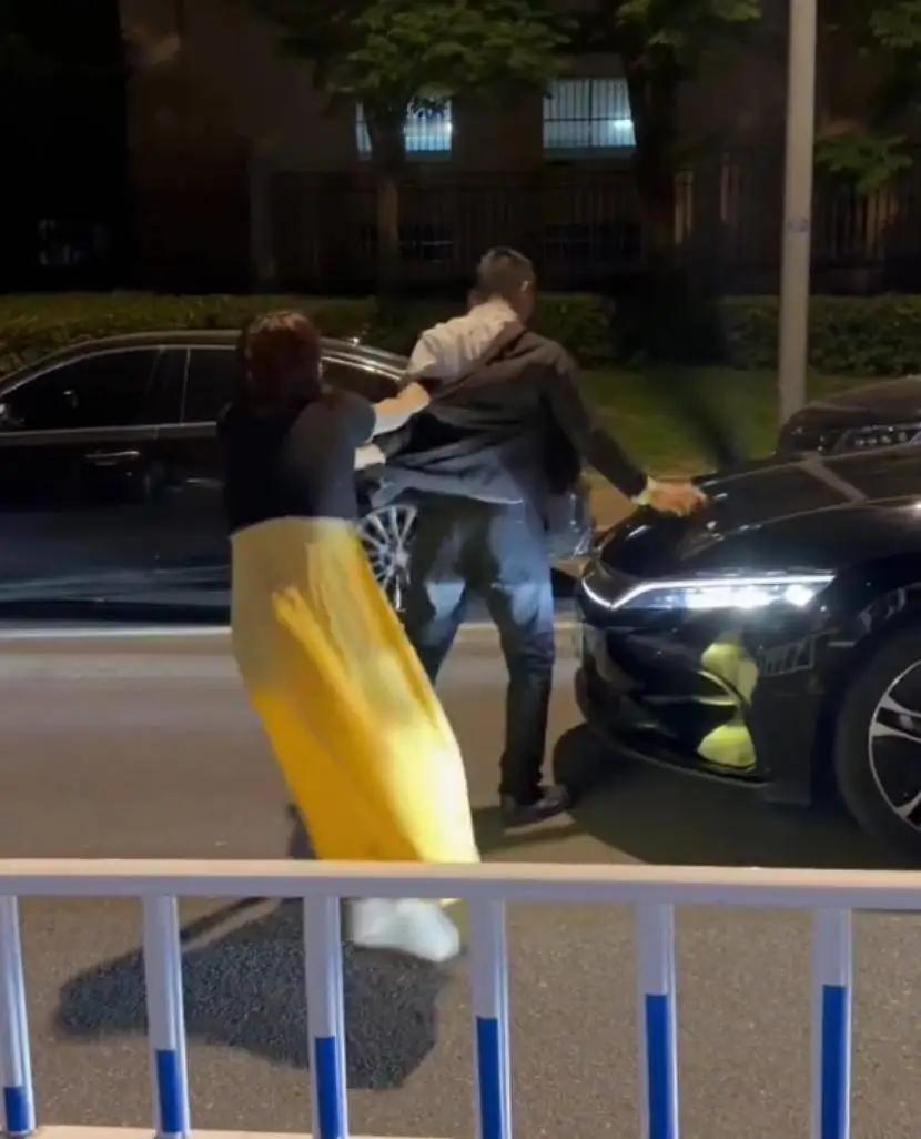 街头突发冲突，一名女子疑因乘车纠纷情绪失控，当众接连掌掴网约车司机，动作粗暴，现