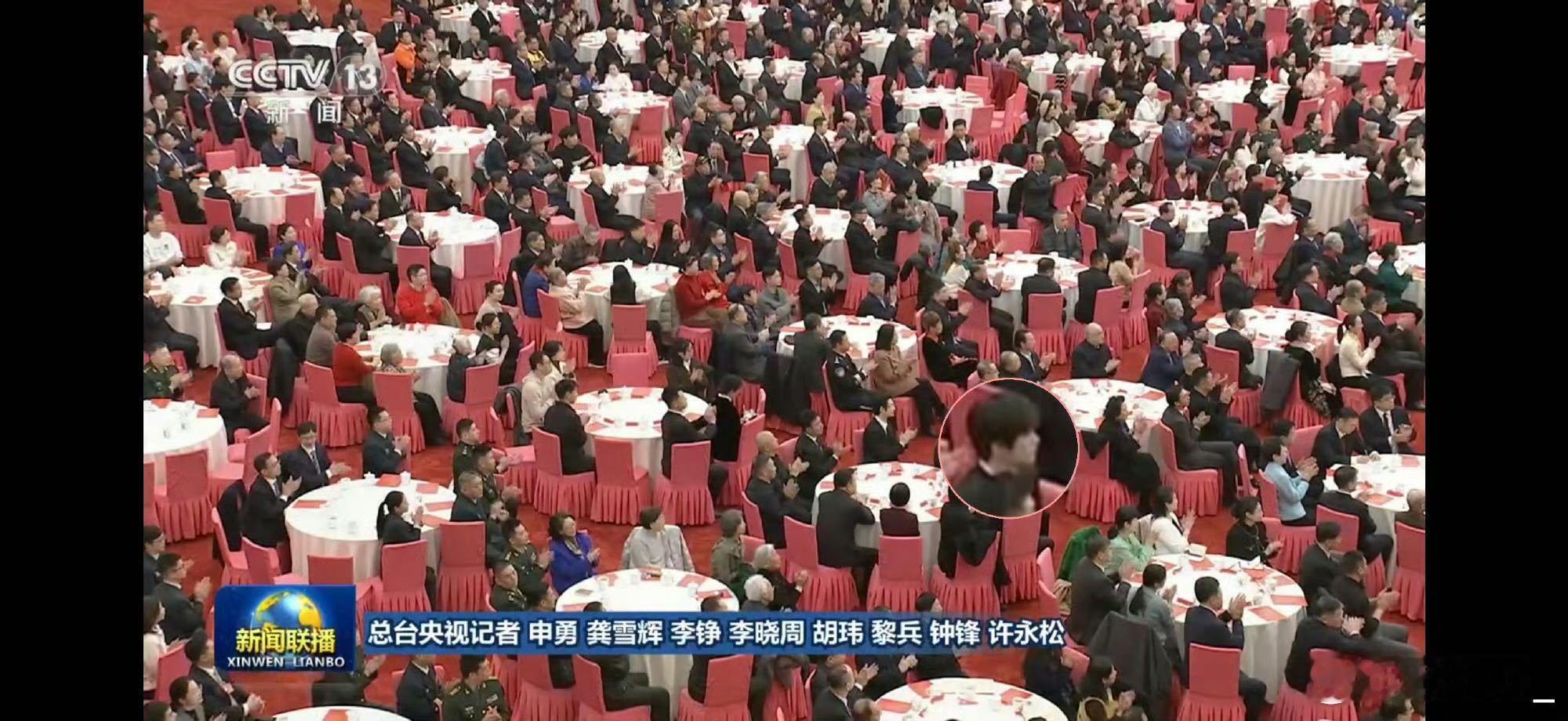 易烊千玺在新闻联播上 从荧幕到新闻联播，易烊千玺以文艺界代表亮相团拜会，实力与口