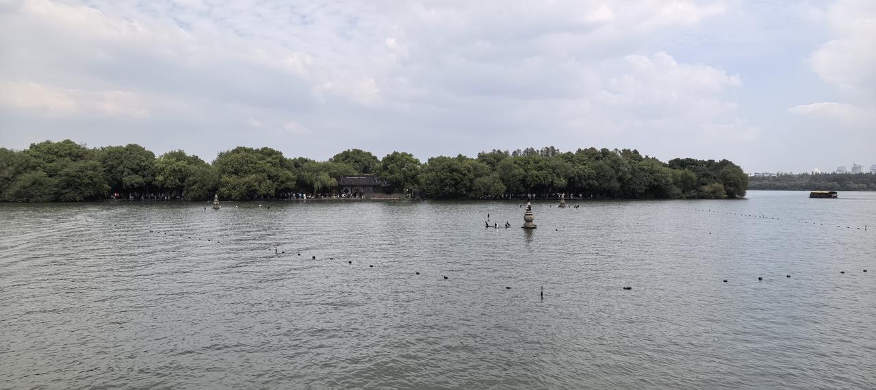今天的杭州西湖人真是多啊！听说超过了国庆节！看来西湖风景吸引全国各地的人来游玩。