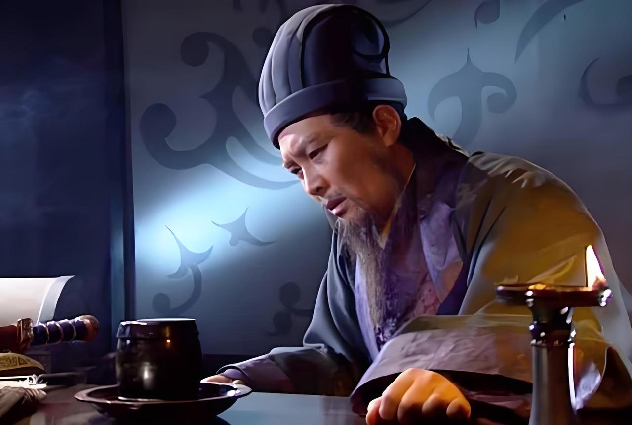 诸葛亮一生中犯下的四个错误：
第一个错误：选择追随刘备，出走茅庐
诸葛亮是一个非