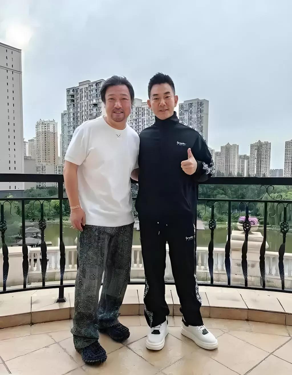 “东方憨豆先生”和天王任贤齐在阳台上的合影！